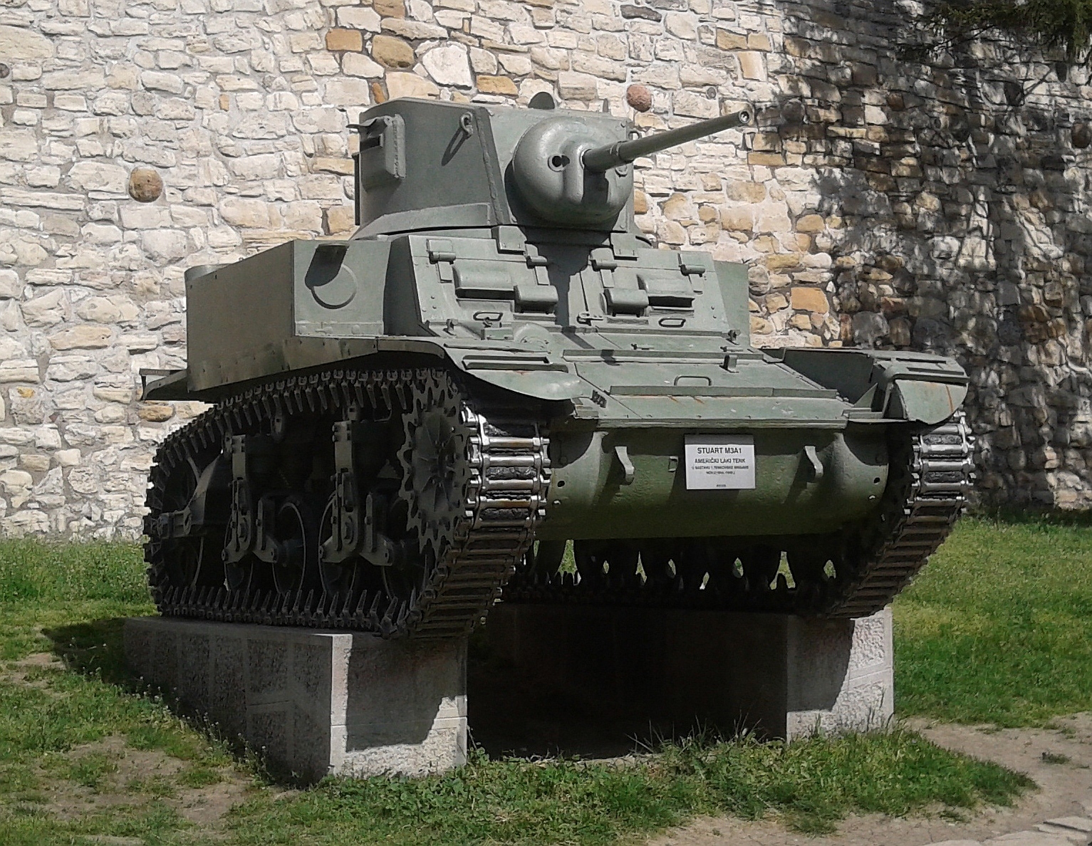 m3 stuart vor einem museum