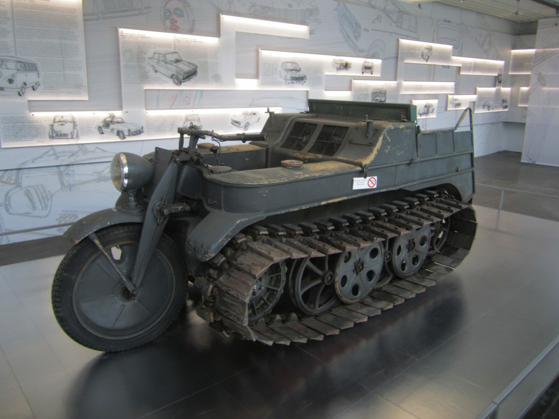 kettenkraftrad hk101 in einem museum