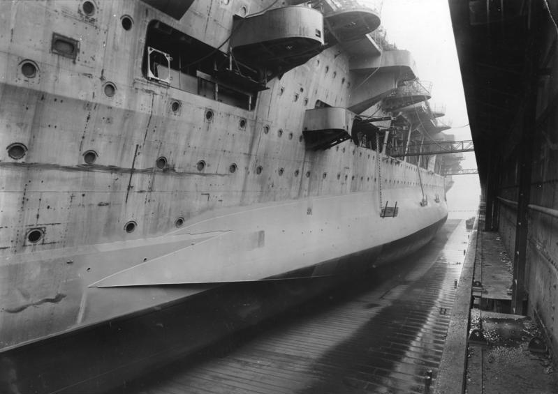 Graf Zeppelin Backbordseite: Zusätzliche Wölbungen zur Stabilisierung des Schiffs