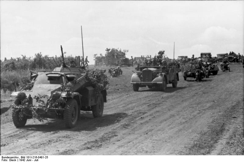 Fahrzeugkolonne Panzerspähwagen in Russland